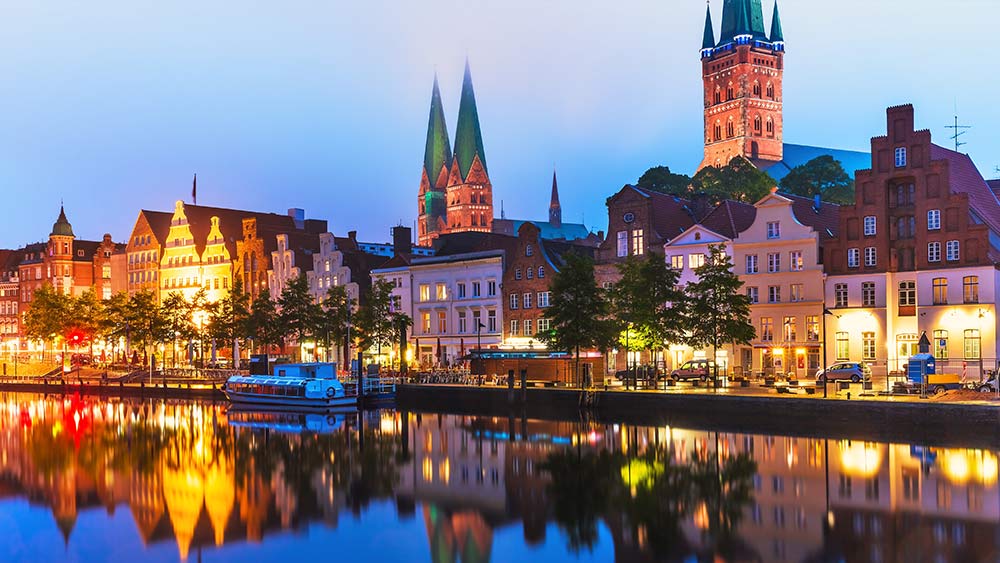 Lübeck – Abendstimmung an der Obertrave mit Blick auf die Marien- und Jakobikirche